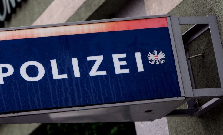 Unbekannte Täter haben Reifen aus dem Lager einer Autowerkstatt gestohlen. Foto: Weihbold