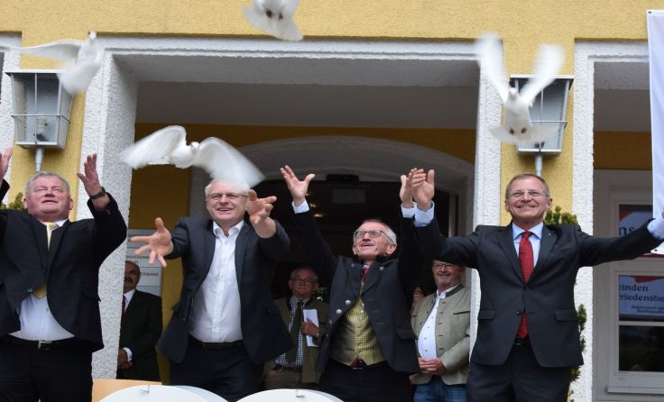 Als Friedenszeichen wurden bei der Jubiläumsfeier weiße Tauben freigelassen.