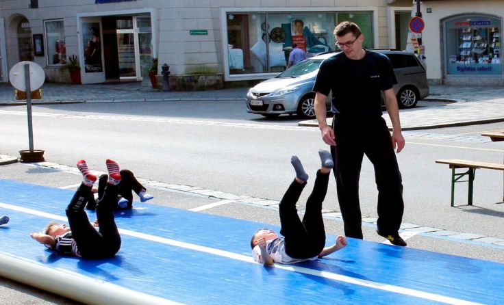 Der Stadtplatz verwandelt sich in eine Sport- und Turnzone. Foto: Stadtamt Braunau