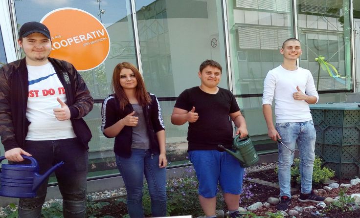 Einige Jugendliche lernen im Schulungsgarten, Verantwortung zu tragen. Foto: BFI
