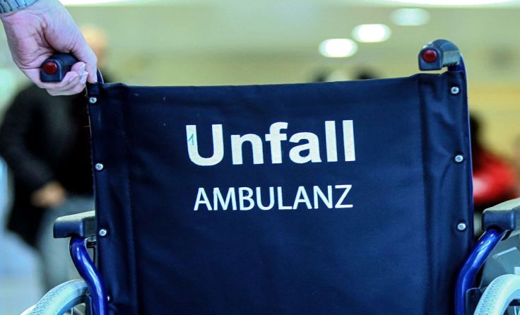 Die 22-Jährige wollte einem Reh ausweichen und kam dabei von der Straße ab. Foto: Weihbold
