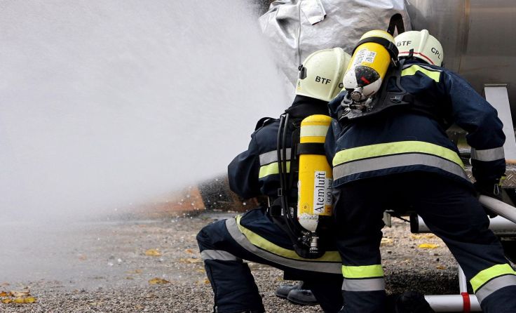 Das Gebäude stand bereits in Vollbrand, als die Feuerwehr am Einsatzort eintraf. Foto: Weihbold