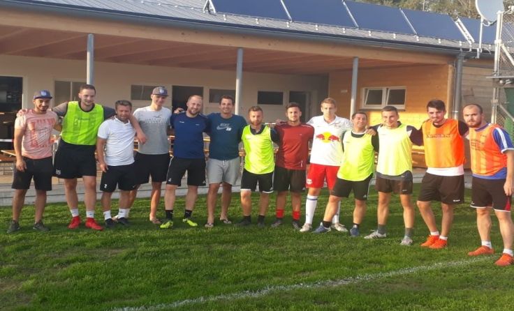 Die Sportler freuen sich über das neue Sportstättengebäude.