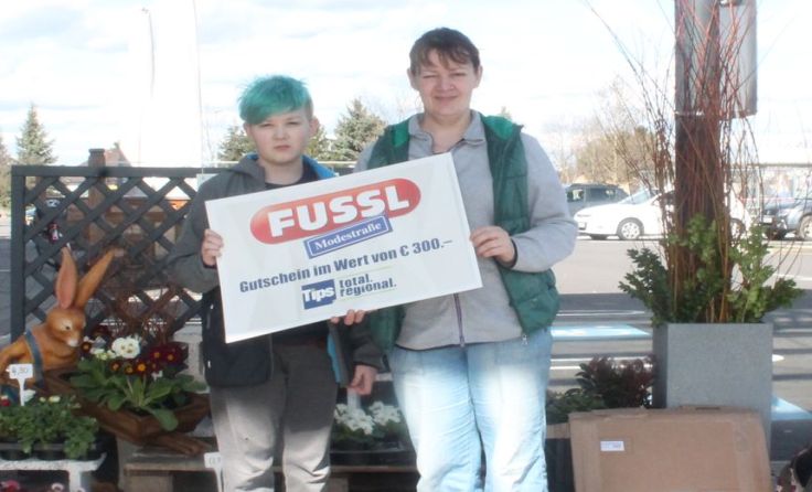 Cornelia Bruckner mit Sohn Thomas gewinnt den 300-Euro-Gutschein von Fussl