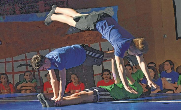 Akrobatische Darbietungen zeigten die Sportgruppen. Foto: NMS Oberndorf