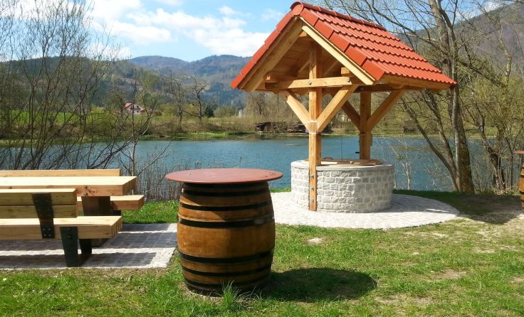 Der Bierbrunnen mit Rastplatz am Teich lädt zu einer Pause ein. Foto: Marktgemeinde Gaming
