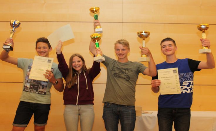 v.l: Simon Hirtl, Carina Haydn, Franz Riegler und Stefan Bachner jubeln. Foto: Andreas Steinmetz