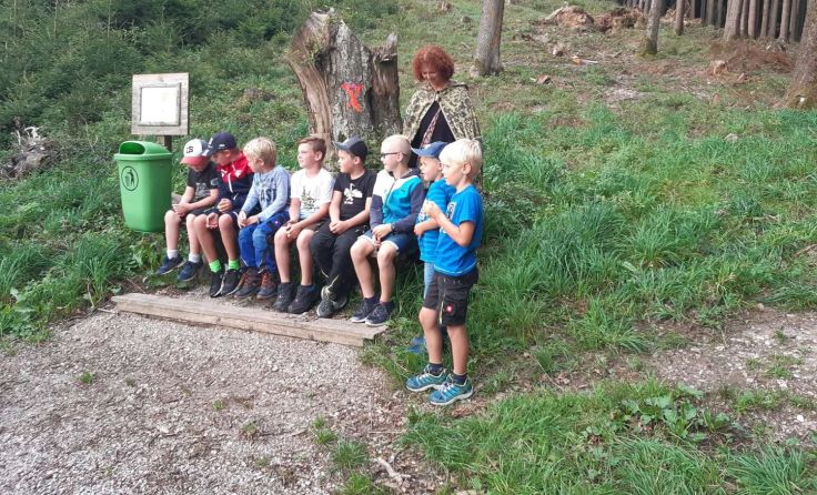 Märchenerzählerin Brunnhilde Demm-Geisberger mit Kinder