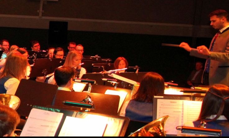 Daniel Kreutzer dirigiert das Orchester.