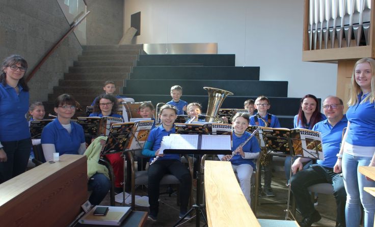 Das Jugendorchester MMKids während der musikalischen Messgestaltung in der Pfarrkirche Gallspach.