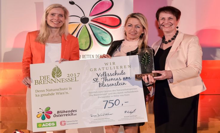 Preisübergabe an Direktorin Isabella Berlesreiter (Mitte) Foto: Blühendes Österreich 