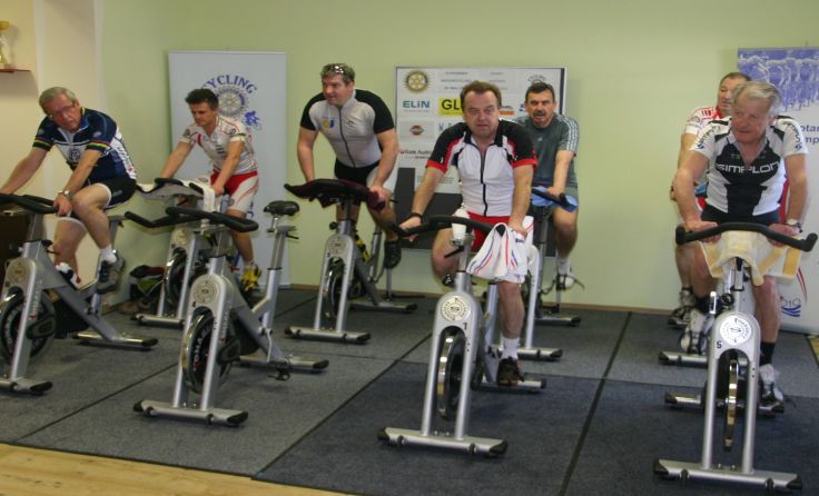 Für den guten Zweck wird fleißig in die Pedale getreten. Foto: Cycling to Serve