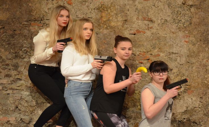 Die vier Frauen wissen sich in der Geldnot zu helfen. Foto: Maniacs
