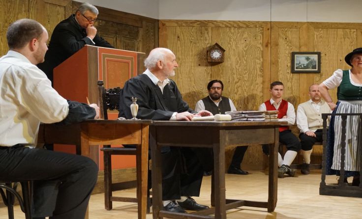 „Da z‘broch‘ne Kruag“ feierte im Volksheim Premiere. Foto: Aiserbühne