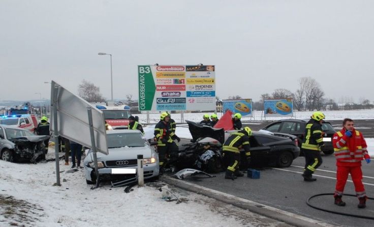 Zu einem schweren Unfall kam es Montagmorgen auf der B3. Foto: FF Mauthausen