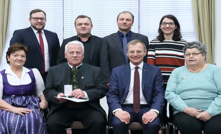 Friedrich Hackner erhielt die Auszeichnung im Kreise der Familie. Foto: Land OÖ