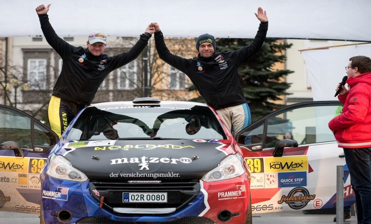 Jürgen Heigl (l.) und Julian Wagner in Jubelpose. Foto: rallyservice.cz