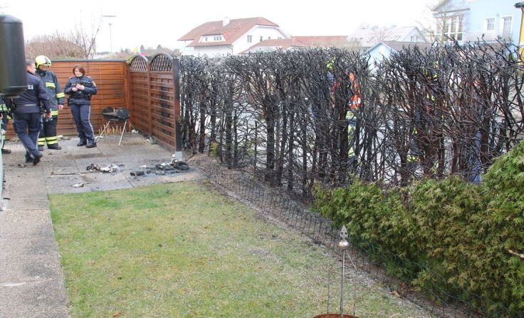 Zu einem Heckenbrand wurde die Feuerwehr Schwertberg am Ostersonntag gerufen. Foto: FF Schwertberg