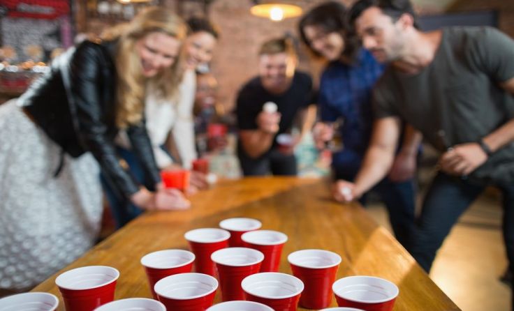 Wurfgeschick ist beim Beer-Pong Turnier von Vorteil. Foto: wavebreakmedia/Shutterstock.com