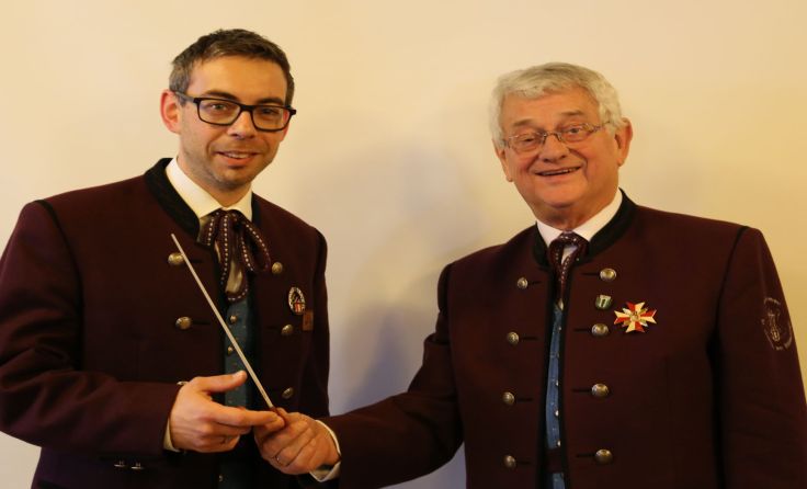 Karl Grufeneder dirigiert einen letzten Marsch beim Vereinskonzert. Foto: MV St. Thomas