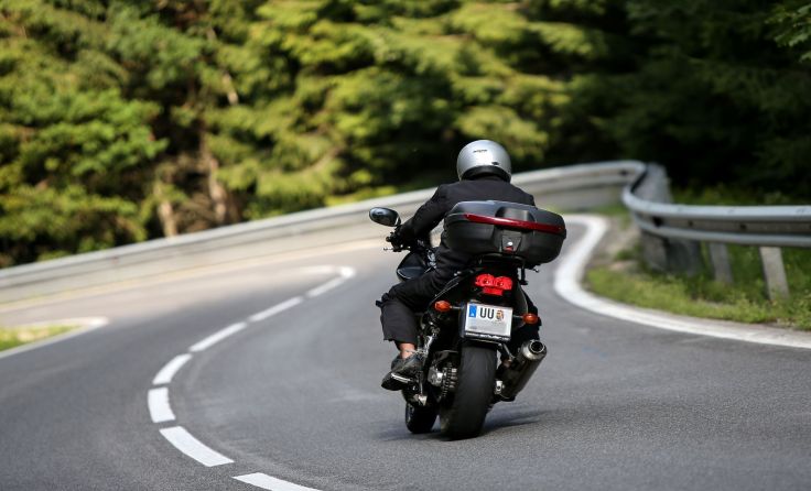 Der Motorradfahrer wurde verletzt ins Unfallkrankenhaus gebracht. Symbolfoto: Weihbold