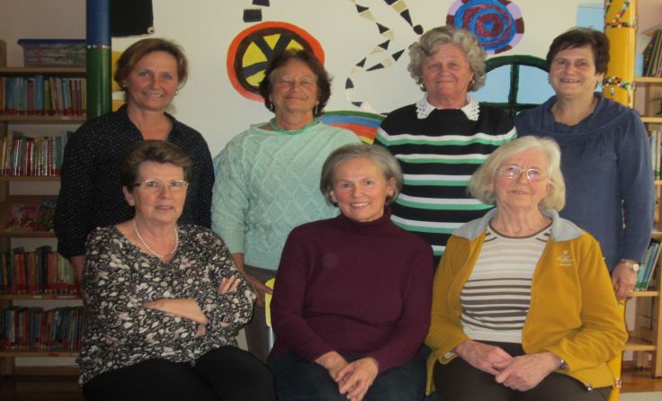 Die Leseomas unterstützen die Kinder beim Lesen und Verstehen. Foto: VS Naarn