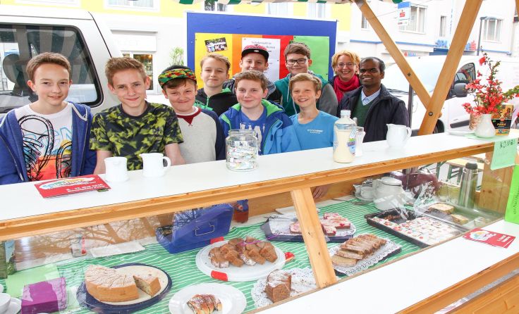 Firmlinge sammeln am Freitag für ein soziales Projekt am Wochenmarkt. Foto: Stadtmarketing Perg