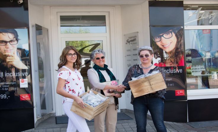 Übergabe der 150 Brillen von Karin Suppan an Dr. Nesser (mi.)