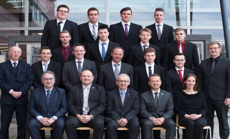 Lehrer, Schüler und Eltern freuten sich über die bestandenen Abschlussprüfungen. Foto: HTL Perg