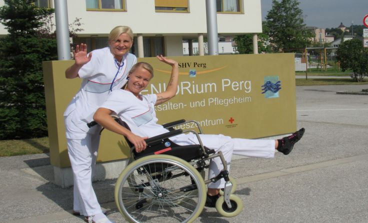 Gute Stimmung unter den Pflegekräften Ulrike Reiter und Andrea Valis. Foto: SHV Perg