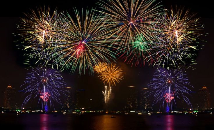 Feuerwerk mit besonderem Ambiente an der Donau. Foto: totojang1977/ Shutterstock.com
