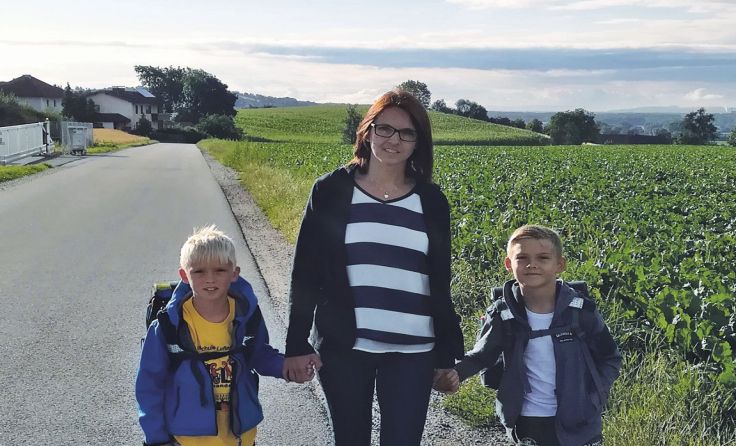 Familie Neumaier am täglichen Weg in die Schule. Foto: Neumaier