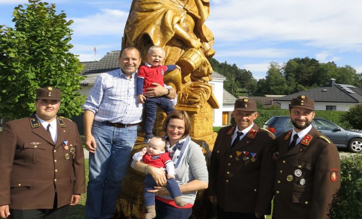 Familie Wahl mit ihrer geschnitzten Eiche. Foto: Wahl