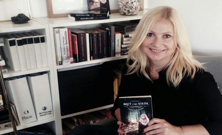 Marlen May mit ihrem Premierenbuch „Blut und Stein“ Foto: Kinzl