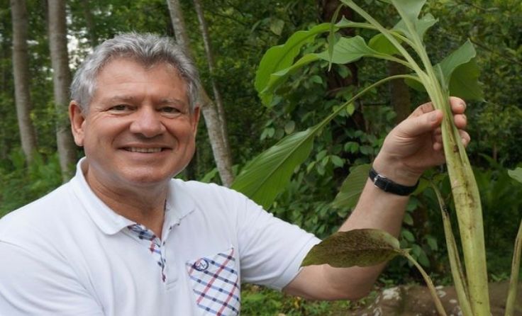 Johannes Neuhofer auf der Suche nach Heilkräutern in Indonesien. Foto: Wasner