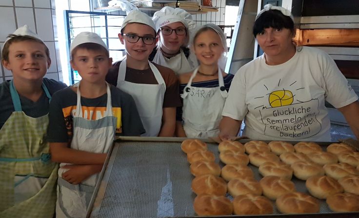 Die Backkünste der Schüler wurden an diesem Tag verbessert. Foto: Reifmüller