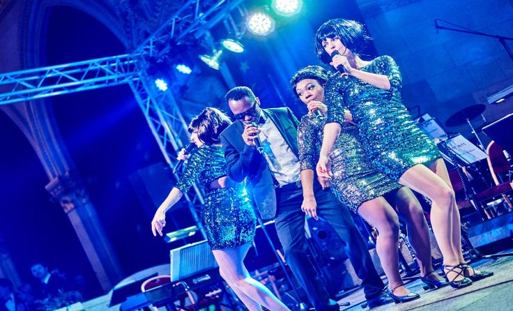Lässig ist auch die Cocktail- sowie die Weinbar. Foto: Ray Charles & The Supremes Cover