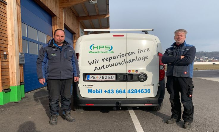 v.l.: Hans Pötscher mit seinem Mitarbeiter Karl, der seit Oktober bei ihm tätig ist. Foto: mai