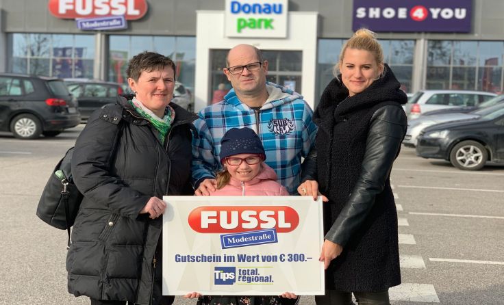 Monika, Holger und die 8-jährige Anna Forthofer mit Tips-Redakteurin Melanie Mai.