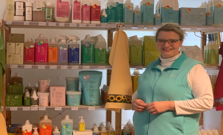 Monika Arzt freut sich über das breite Sortiment an Nachfüllungen. Foto: mai