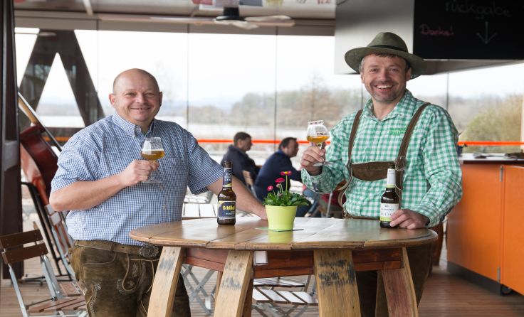 Arnold Hörmann (l.) und Gerhard Ebner freuen sich über die Bärlauchwochen. Foto: nge