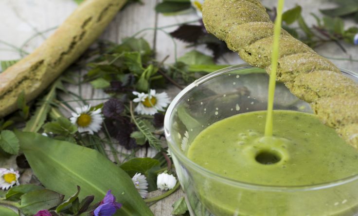 Leckere Wildkräutersuppe mit grünen Grissinis. Foto: Tobias Schneider-Lenz