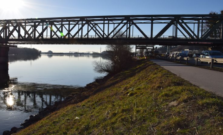 Bei der Donaubrücke wird ein zweiter Linksabbiegestreifen errichtet. Foto: maf