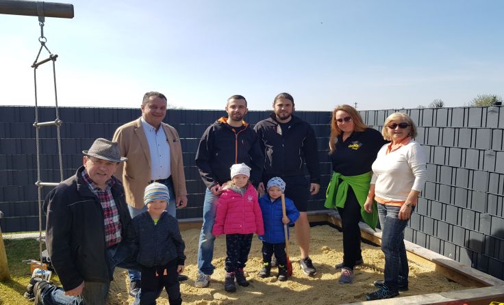 Der frische Sand sorgt für strahlende Gesichter. Foto: ÖVP Perg