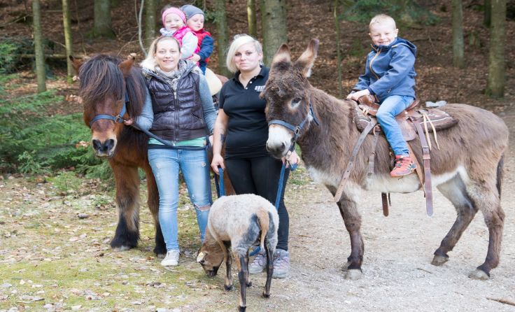 Am 28. April können die kleinen Besucher Pferde- und Eselreiten. Foto: nge
