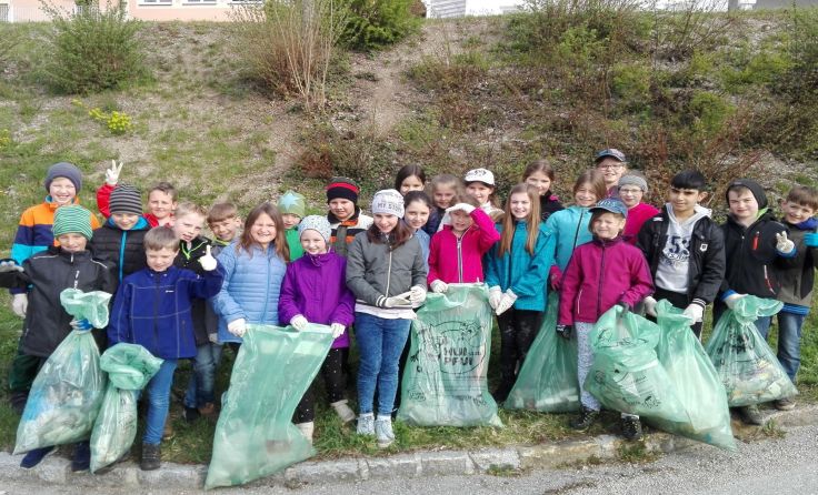 Rund 90 kleine Müllsammler konnten in Bad Kreuzen begrüßt werden. Foto: Berlesreiter