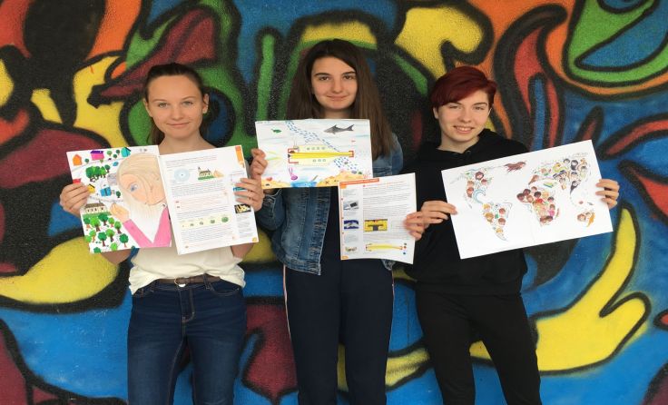 v.l.: Susanna Geiblinger, Stella Pils und Lorana Blocher mit ihren Siegerfotos. Foto: NMS Luftenberg