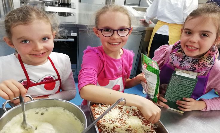 Drei Volksschülerinnen beim Kochen der Lasagne in der HLW Perg. Foto: HLW Perg