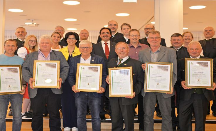 Bürgermeister Erich Wahl (mi.) zeichnete Bürger für ihre Tätigkeiten im Ort aus. Foto: Ruhsam