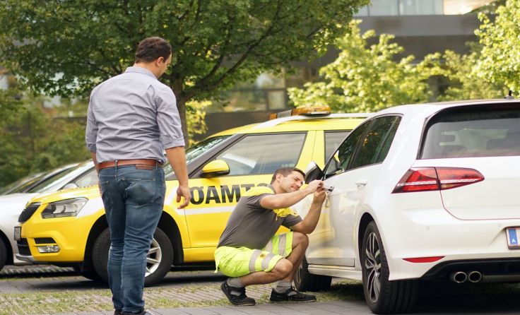ÖAMTC-Pannenhelfer öffnet Fahrzeugtüre. Foto: ÖAMTC/Grumböck